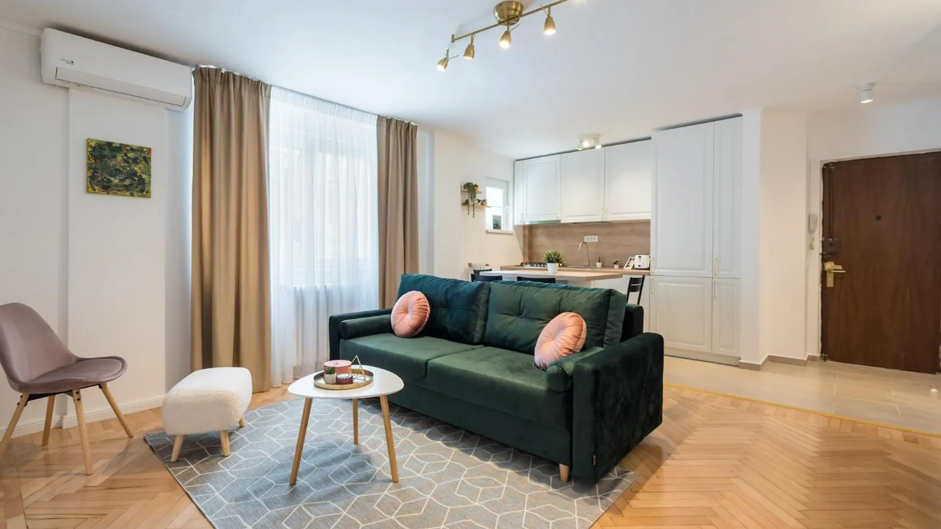 Charming Little Paris Apartment Bucharest