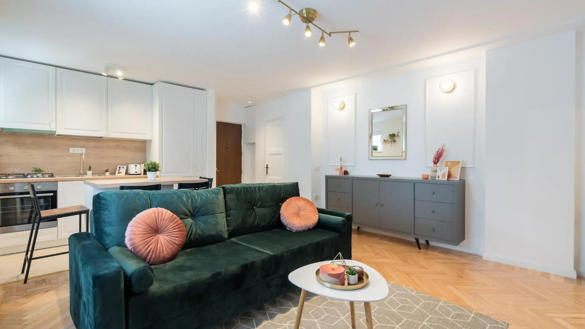 Charming Little Paris Apartment Bucharest