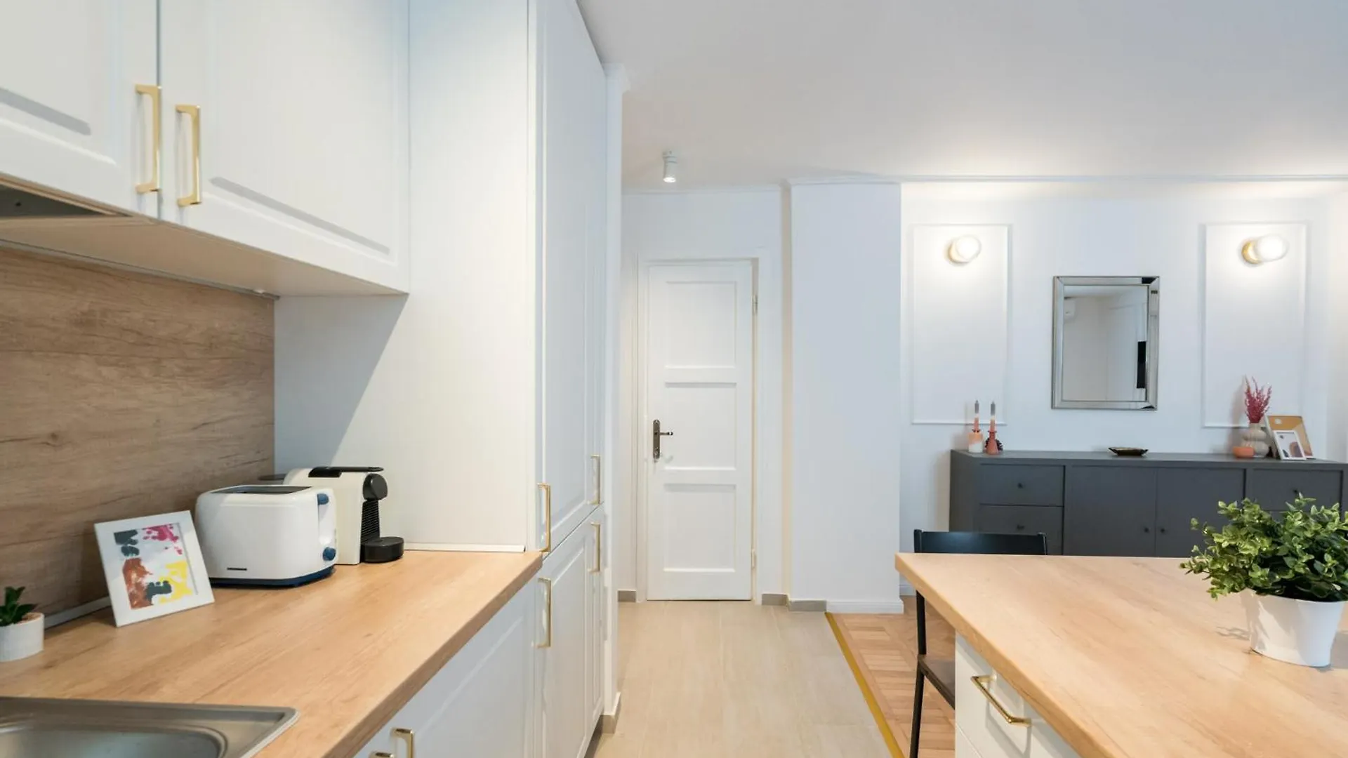 Charming Little Paris Apartment Bucharest
