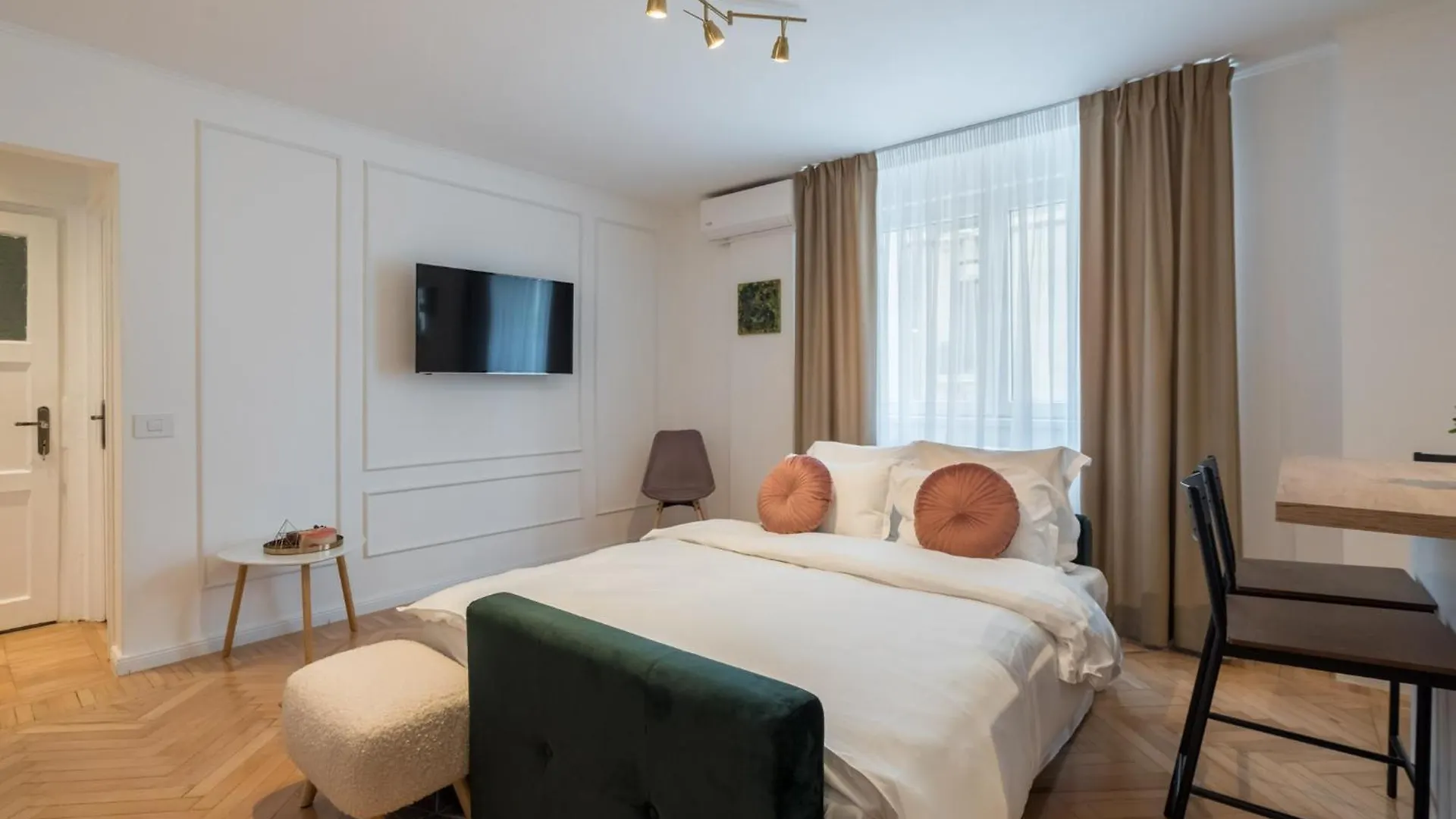 Charming Little Paris Apartment Bucharest